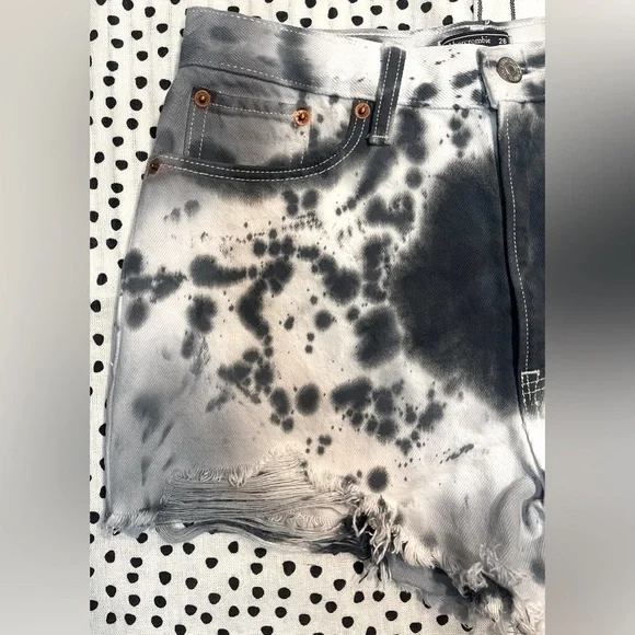 Abercrombie & Fitch GREY BLEACHED ANNIE HIGH RISE SHORT Size 26 / 2 - Picture 3 of 7